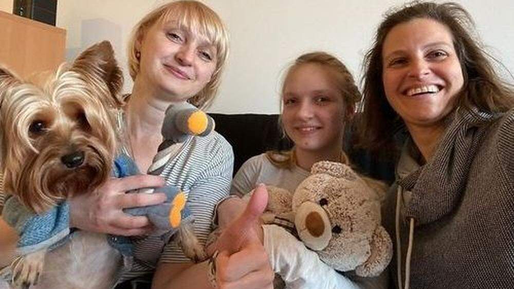 Die 12-jährige Schwimmerin Olga hätte bei den Paralympics starten sollen, jetzt landete sie mit Mutter Tayjana und Hund Dippy bei Konstanze Walter vom Innerwheel Graz-Uhrturm