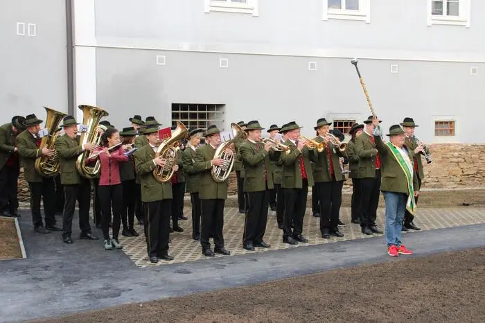 Bei angenehmen Temperaturen trafen sich die Teilnehmer beim neuen Kirchhof und wurden mit Kaffee und Kuchen verwöhnt und vom Musikverein Ligist-Krottendorf mit flotten Klängen empfangen.