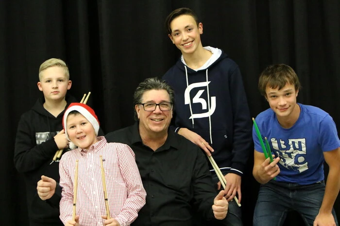 „Auch heuer haben sich die Schüler voll ins Zeug gelegt“, sagte MMC-Leiter Freddy Zitter (Mitte), der mit seinem Lehrerteam bereits das zwölfte Mal dieses Weihnachtskonzert der Spitzenklasse auf die Beine gestellt hatte. 