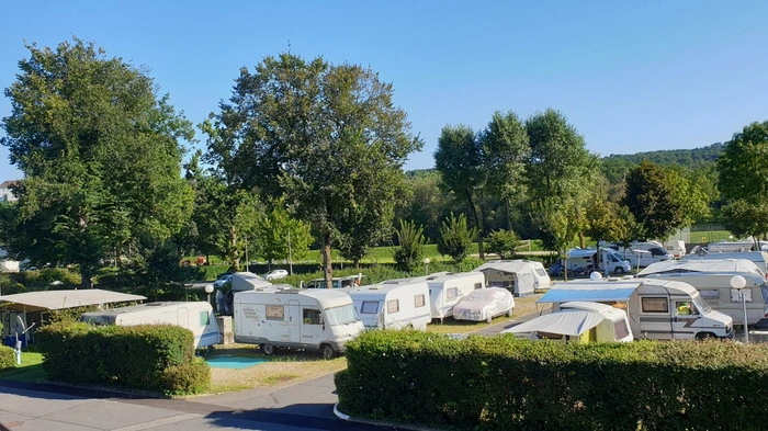 Die Parktherme Bad Radkersburg betreibt einen Campingplatz mit 75 Stellplätzen.
