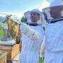 Die Thörler Hobbyimker Ines und Gerhard Kaltenegger freuen sich über ihre fleißigen Bienen