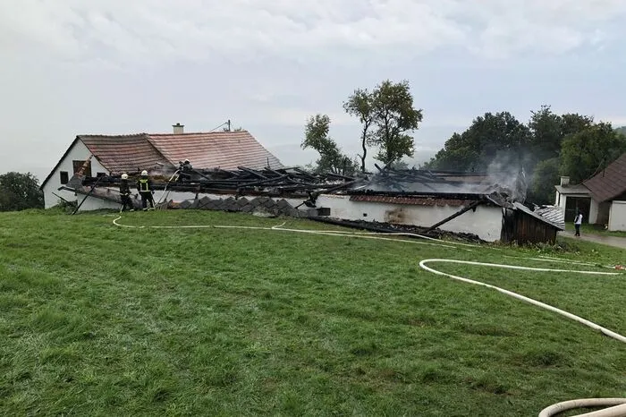 Ein Übergreifen des Feuers aufs Wohnhaus konnte die Feuerwehr verhindern.