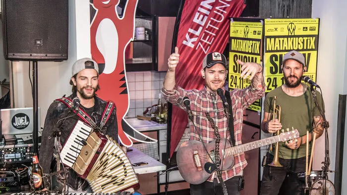 Sensationelle Stimmung beim Wohnzimmerkonzert in der Kleine Zeitung WG