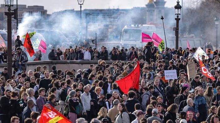 Frankreichs Regierung hat die umstrittene Pensionsreform ohne finale Abstimmung durchs Parlament gedrückt. Sie entschied am Donnerstag, das wichtigste Reformprojekt von Präsident Emmanuel Macron mit einem Sonderartikel der Verfassung ohne Abstimmung in der Nationalversammlung umzusetzen. 