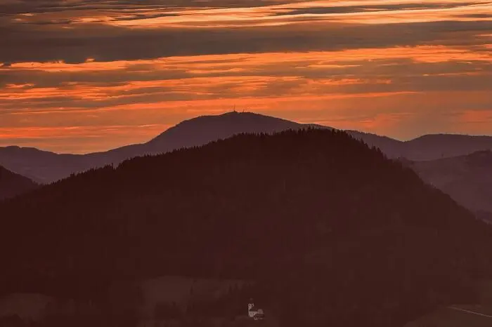 Eine besondere Stimmung hat Verena Maier aus Kainach bei Voitsberg eingefangen. Zu sehen ist das Kircherl zum heiligen Wasser im wunderschönen Morgenrot.
