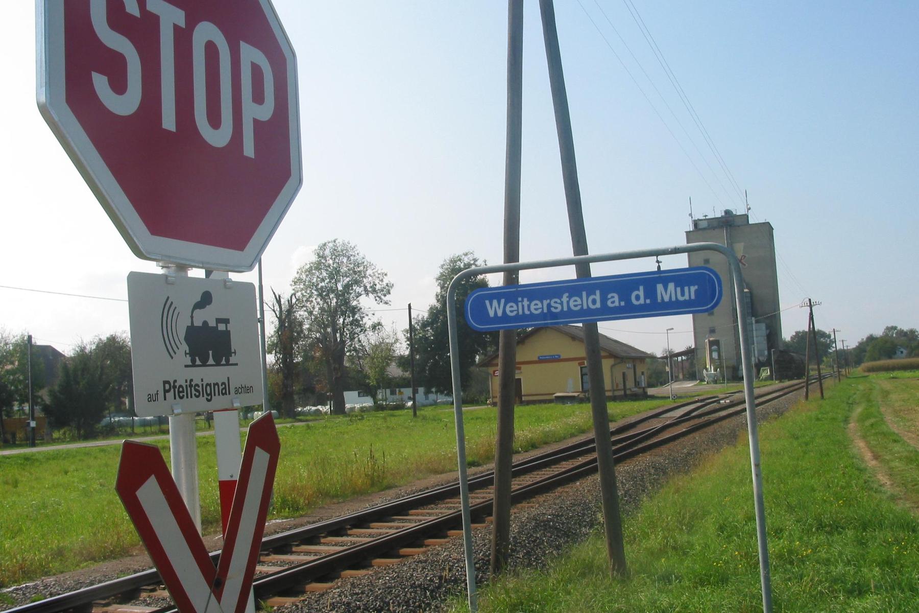 Stop-Tafel übersehen: Zug kollidierte auf Bahnübergang in Weitersfeld mit Pkw: Lenker verletzt