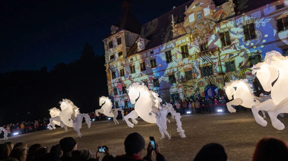 Für viele eines der Highlights: Fiers à Cheval, die tanzenden Lichtpferde der französischen Künstler der Compagnie des Quidams
