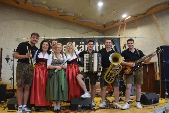 Nach der Ehrung der mitwirkenden Vereine, den Sponsoren und langjährigen Unterstützern wurde zu den Klängen des Oberkärntner Quintetts das Erntedankfest gebührend ausklingen gelassen  