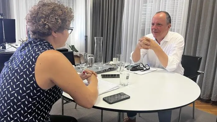 Gleisdorfs Bürgermeister Christoph Stark im Gespräch mit Kleine-Zeitung-Redakteurin Veronika Teubl-Lafer