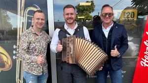Stefan Maier, Verkäufer Daniel Sammer und Harmonikamacher-Meister Michael Sammer (von rechts) laden zur Eröffnung vom erweiterten „Haus der Musik“ in Leibnitz