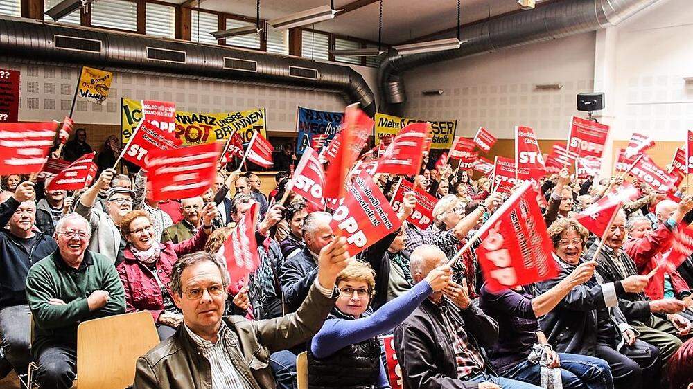 Zahlreiche Bürger und Arteser-Besitzer kamen zur Demonstration im Söchauer Kultursaal, schwenkten Fahnen und applaudierten den Rednern