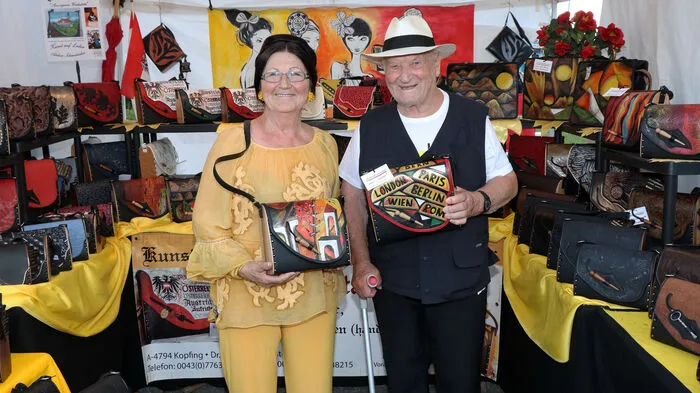 Handgefertigte „Kunst auf Leder“ gibt es vom ältesten Kunstmarktstandler Ehepaar von Fini Schmidseder (80 Jahre) und Karl Schmidseder (86 Jahre) in Ossiach zu sehen! Jedes Stück ist ein Unikat.  
