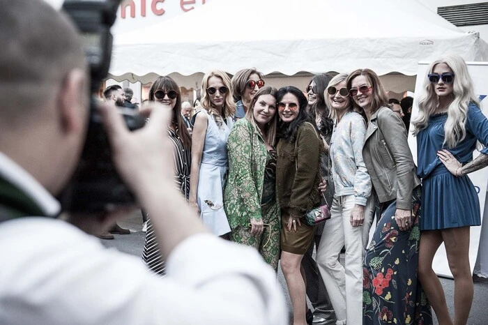 Im weltweit ersten Premiumstore von Andy Wolf Eyewear schlüpften prominente Ladies in die Sommermode aus dem Carina Harbisch Fashionstore von Nina Ricci, Equipement oder Sonia Rykiel, dazu zeigten sie Pomellato-Schmuck von Juwelier Weikhard und natürlich Brillen von Andy Wolf Eyewear ...