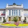 Man sieht das Klagenfurter Stadttheater vor blauem Himmel, davor sieht man Blumen blühen | Redoute wird es keine geben im Klagenfurter Stadttheater, dafür ist aber ein anderes Event angekündigt