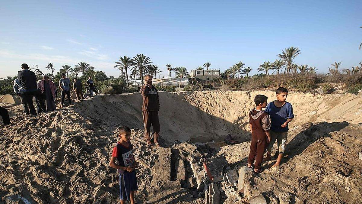 Bombenkrater im Gazastreifen