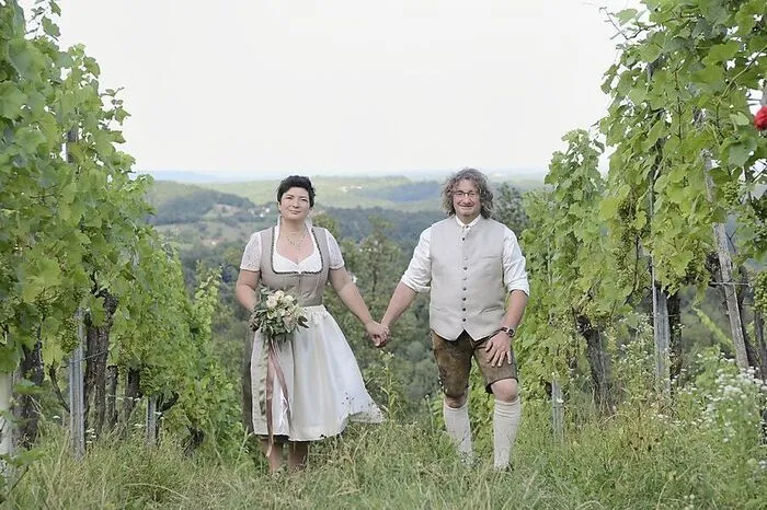 Kerstin Holler-Böhme und Alexander Böhme lernten sich im August 2015 in einer Internet-Partnerbörse kennen. Den Hochzeitstermin mussten sie zweimal verschieben. Der Pfarrer hatte für den Bräutigam einen besonderen Spitznamen parat: Er "taufte" ihn den "Kleinen Prinzen".