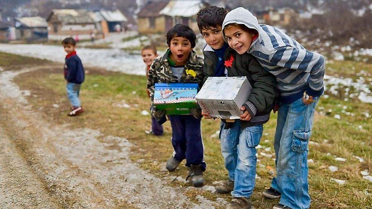 Dank &quot;Weihnachten im Schuhkarton&quot; gibt es auch Geschenke für Kinder, die sonst nichts bekommen würden