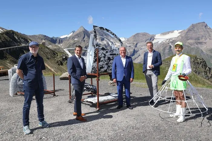Michael Zinganel (Ausstellungs-Kurator), Volker Bidmon (Leiter Abteilung Straßenbau, Land Kärnten), Landeshauptmann-Stv. Heinrich Schellhorn (Kulturreferent Land Salzburg), Johannes Hörl (Vorstand Großglockner Hochalpenstraßen AG) und Thomas Hörl von der Projektgruppe Lichthöhe.  