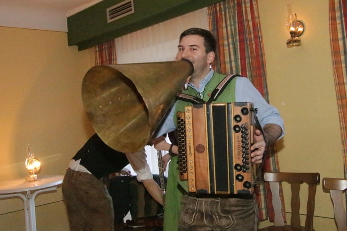 Bei stromloser Live-Musik von Margrets Musi, der Ligister Schilcherleitnmusi und der Freigarten Blas stand standtraditionelle Unterhaltung auf dem Programm, wie sie vor einhundert Jahren üblich war.
