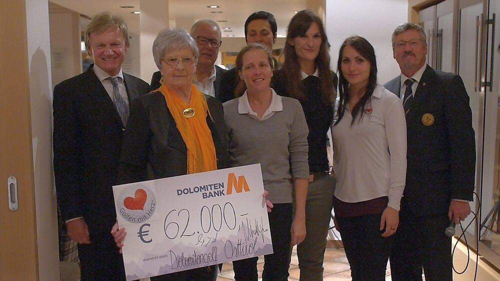 Mit großer Freude nahm Anni Kratzer von der Kinderkrebshilfe Osttirol den Scheck entgegen