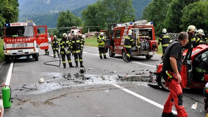 Ein niederländischer Pkw-Lenker kam am Sonntag von der Gailtalstraße ab und prallte gegen eine Böschungsstützmauer.