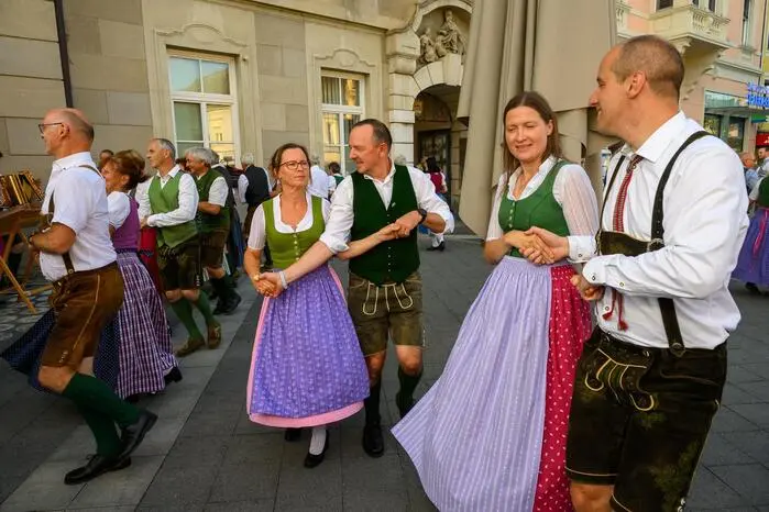 Getanzt wurde schon vor dem Rathaus