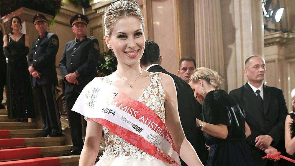 Ein Foto der Miss auf der Stiege in der Wiener Staatsoper | Die Hartbergerin Larissa Robitschko - hier beim Opernball 2020 als Debütantin - war 2019 die letzte Miss Styria, sie schaffte es sogar zur Miss Austria