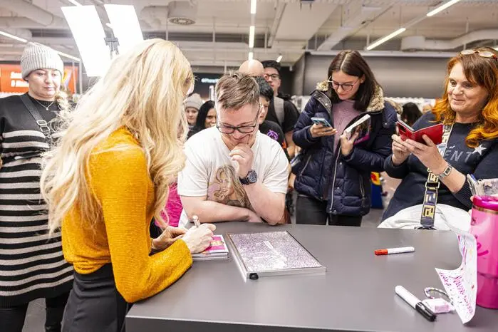 Autogrammstunde Melissa Naschenweng Mediamarkt Villach Jänner 2025
