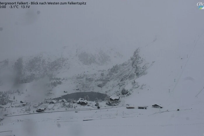 Blick auf den verschneiten Falkertspitz