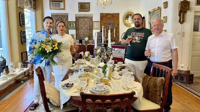 Jeremy Joel, Angie Kwiek, Angelo Kwiek und Josef Ober bei der Eröffnung des Antiquitätengeschäfts in Feldbach
