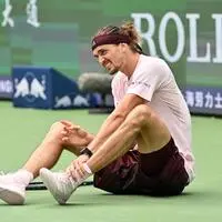 Alexander Zverev knickte zum Shanghai-Auftakt um, besiegte Wu Yibing jedoch 6:4, 7:6(4)