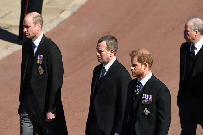Die Prinzen William und Harry - getrennt durch ihren Cousin Peter Phillips.
