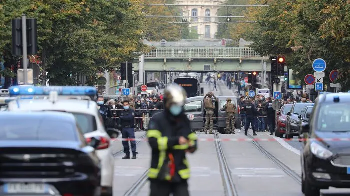 Bei einer Messerattacke in der südfranzösischen Küstenstadt Nizza hat es drei Tote und sechs Verletzte gegeben.