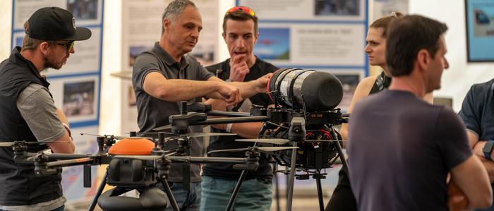 Professionelle Drohnen heben sich durch ihre Größe vom Hobbybereich ab