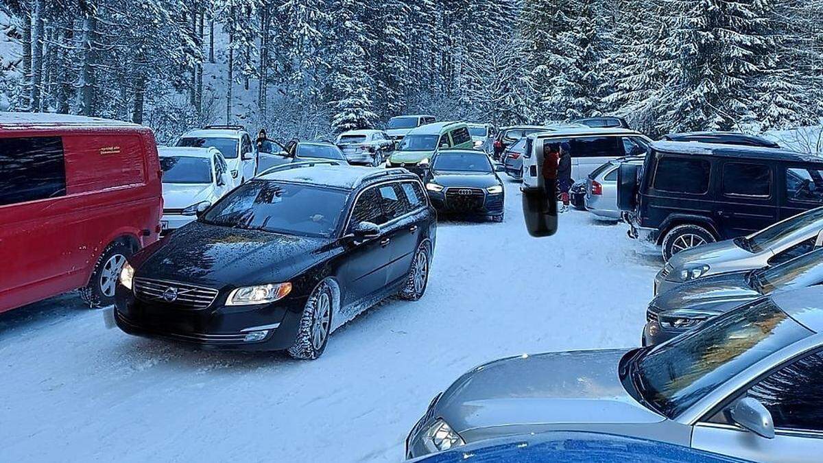 Autos versperrten Straße, Zufahrten und Ausweichstellen. Kein Durchkommen für Einsatzfahrzeuge