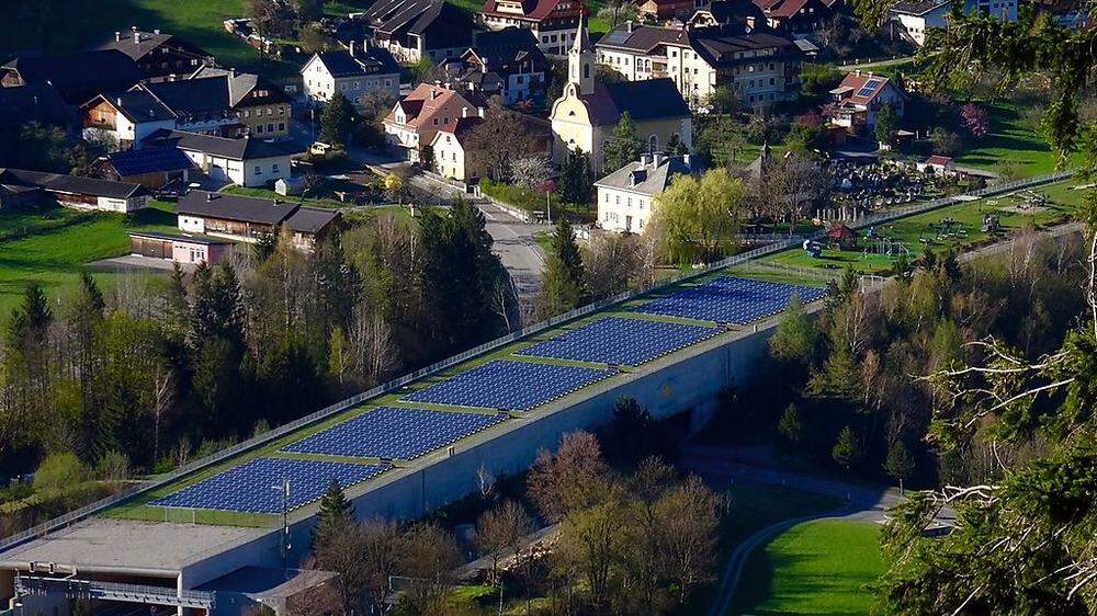 Die neue Photovoltaikanlage in Trebesing mit einer Gesamtfläche von 2000 Quadratmetern, dahinter ist der Kinderspielplat