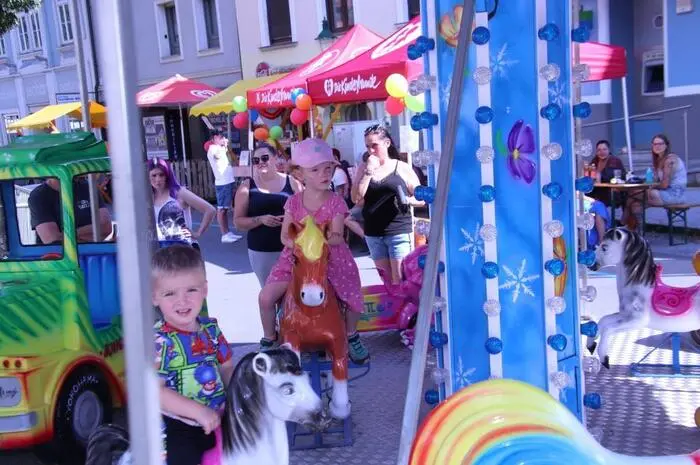 Zur Eröffnung spielte die Werkskapelle Bauer mit flotten Melodien auf, ehe Vizebürgermeister Kurt Christof in Vertretung des erkrankten Bürgermeisters Bernd Osprian das Stadtfest eröffnete. Christof bedankte sich beim Bauhof und den Stadtwerken für den Aufbau zum Fest. Mit dabei bei der Eröffnung waren auch der zweite Vizebürgermeister Manfred Prettenthaler sowie die Stadträte Franz Sachernegg und Christine Hemmer.