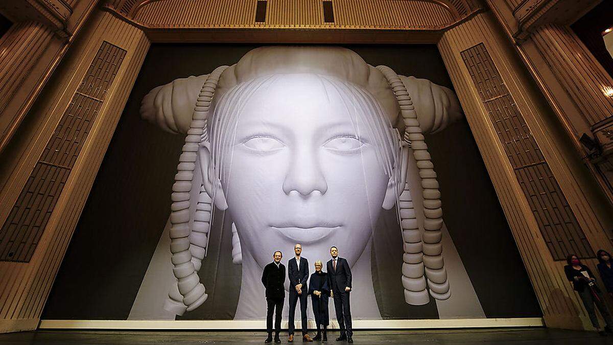 Der Avatar China Tracy am Eisernen Vorhang in der Staatsoper