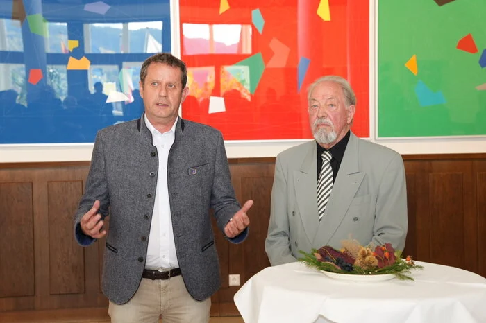 Bürgermeister Thomas Schäfauer bedankt sich beim Künstler Edgar Knoop für das Geschenk 