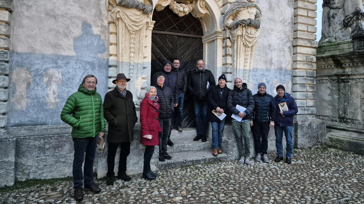 Die Teilnehmer des Themenspaziergangs des Vereins Pappel Forum - Initiative lebenswerte Südsteiermark besuchten verschiedene Orte in Ehrenhausen an der Weinstraße