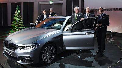 Projektleiter Johann Kistler zeigt steirischer Landesspitze den neuen 5er BMW