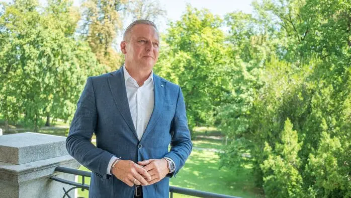 Landeshauptmann Mario Kunasek (FPÖ), hier am Balkon zum Burggarten, brütet über nächstem Personalpaket