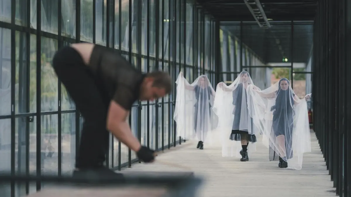 Das Bühnen-Debüt des Kärntner Lyrikpreisträgers (2023) Philipp Hauser ist kein von Handlung getragenes Stück