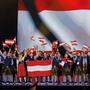 Die 44 Teilnehmerinnen und Teilnehmer aus Österreich führten die Flaggenparade an