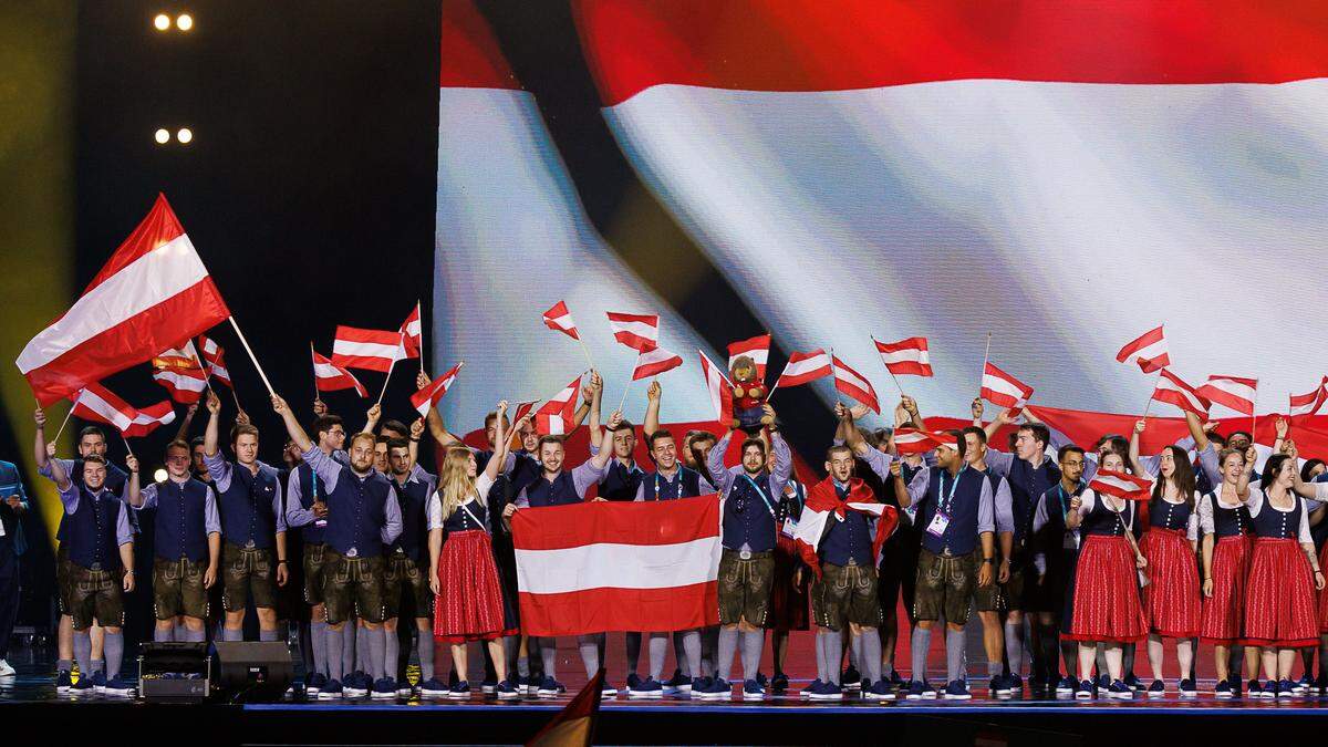 Die 44 Teilnehmerinnen und Teilnehmer aus Österreich führten die Flaggenparade an