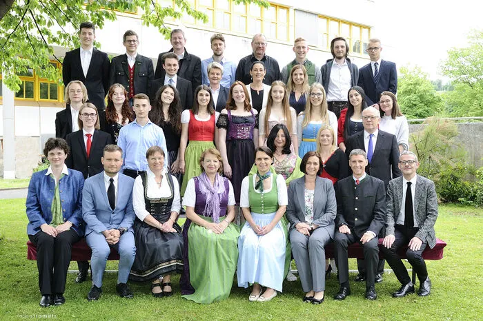 Die Klasse 8C mit Klassenvorstand Ingrid Zeisberger