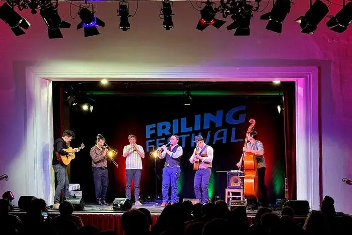 Gemeinsam mit dem Quartett Potzmann, welches Jazz und alpine Volksmusik zu einer lebendigen Klanglandschaft verband, begeisterten beide Ensembles viele BesucherInnen, darunter Markus Jahn vom örtlichen Kulturreferat. 