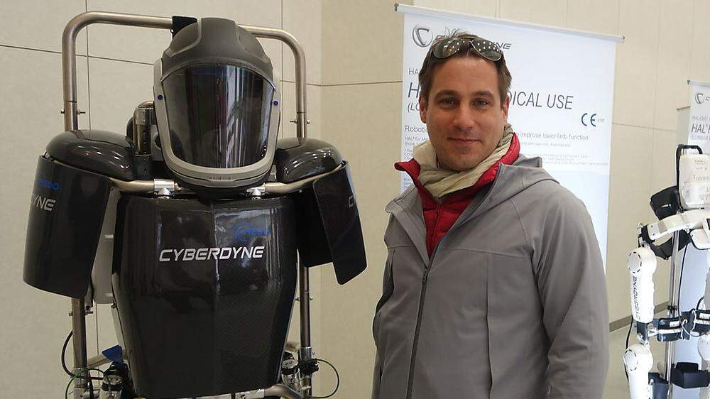 Auf der Suche nach Projekten für Social Innovation: Sebastian Haselsteiner bei einem Erzeuger von Pflege-Robotern in Japan