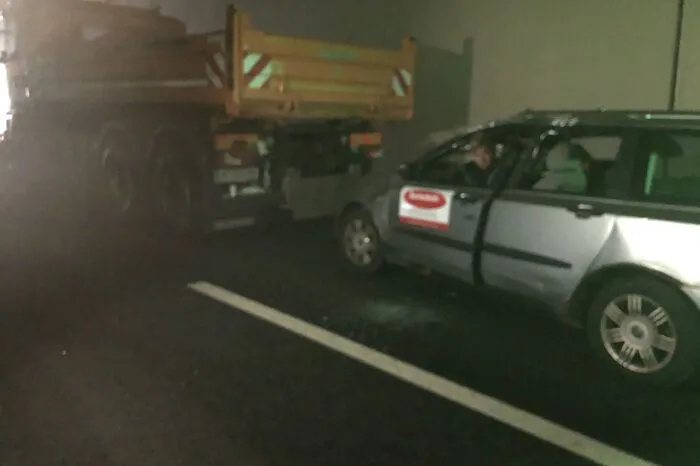 Im Tunnel fing ein Lkw Feuer, ein Pkw fuhr ihm mit voller Geschwindigkeit auf.