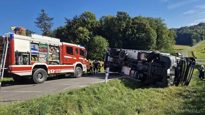 Aus bislang unbekannter Ursache landete auf der L 212 bei Aschau am Ottersbach am Mittwoch ein Lkw seitlich liegend auf der Straße